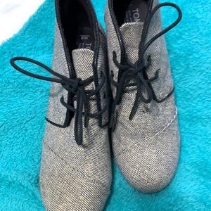 Toms wedge booties size 9